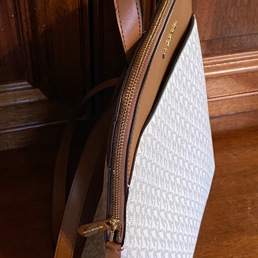 NWT Michael Kors LG Emmy backpack&wallet vanilla - Picture 4 of 8
